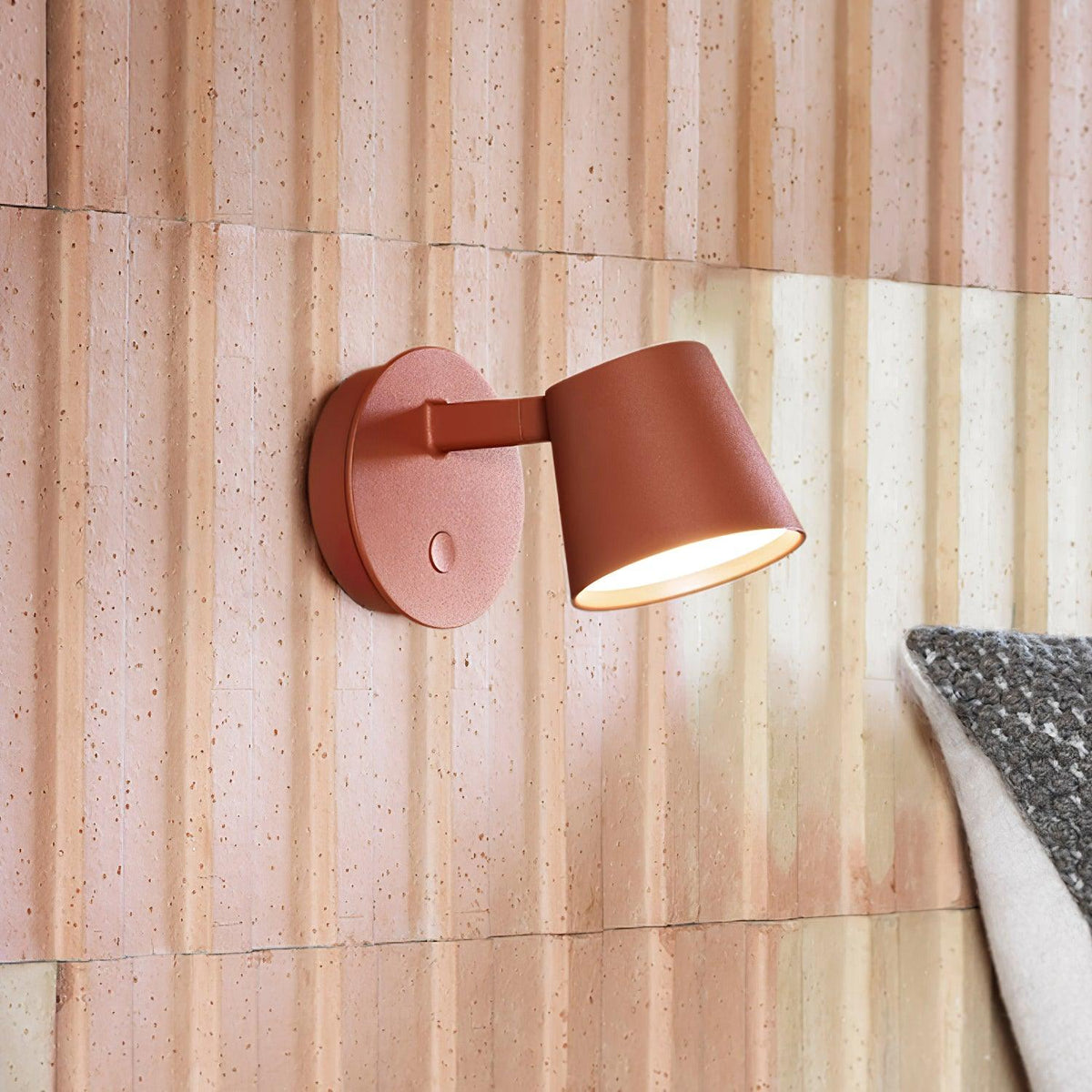Adjustable Arm Integrated LED Wall Light / L 6.3″ x H 3.7″ / L 16cm x H 9.5cm / White / Warm Light